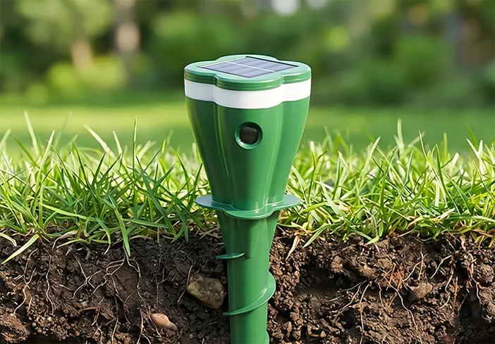 SolarGuard™ | Protector ultrasónico para jardín